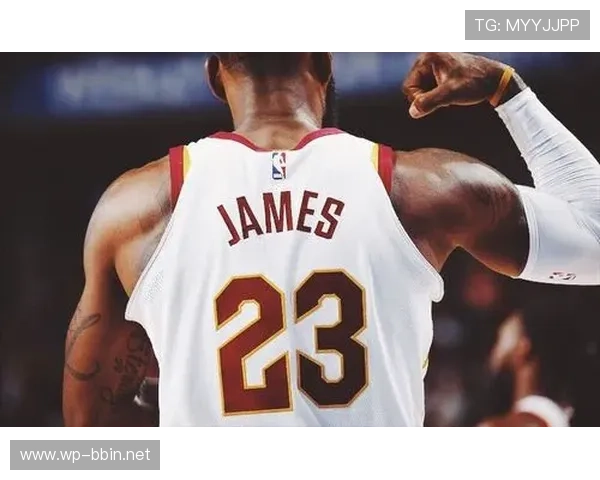 亚历山大赛前耐心签名与球迷互动 MVP呐喊声激昂四起